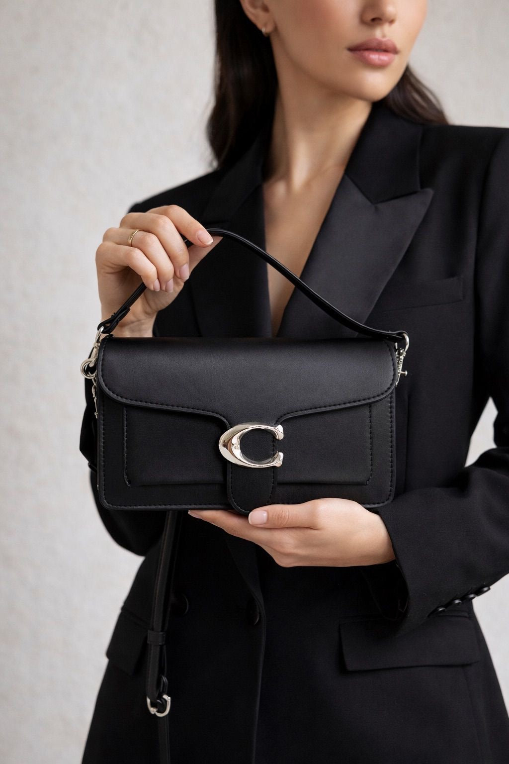 Bolso Coach Tabby Shoulder Bag 26 en Piel Lisa - Color Negro con Herrajes Plateados
