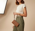 Cartera Coach Double Zip Wristlet en Piel Crossgrain - Color Saddle/Café