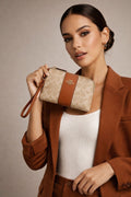 Coach Corner Zip Wristlet en Lona de Firma con Detalle de Raya Central - Caqui/Terracota