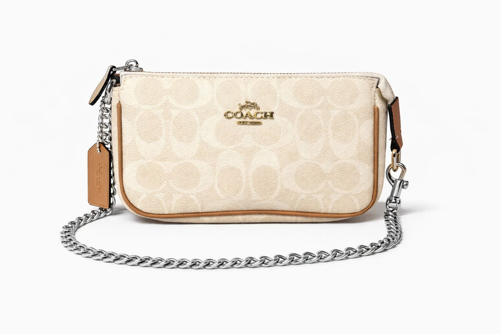 Bolso Coach Nolita 19 en Lona Signature - Color Chalk/Glacier White con Cadena