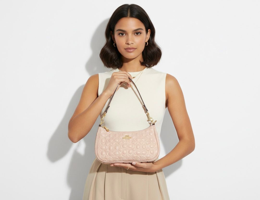Bolso Coach Teri Shoulder Bag en Piel Signature Acolchada - Color Nude/Buff