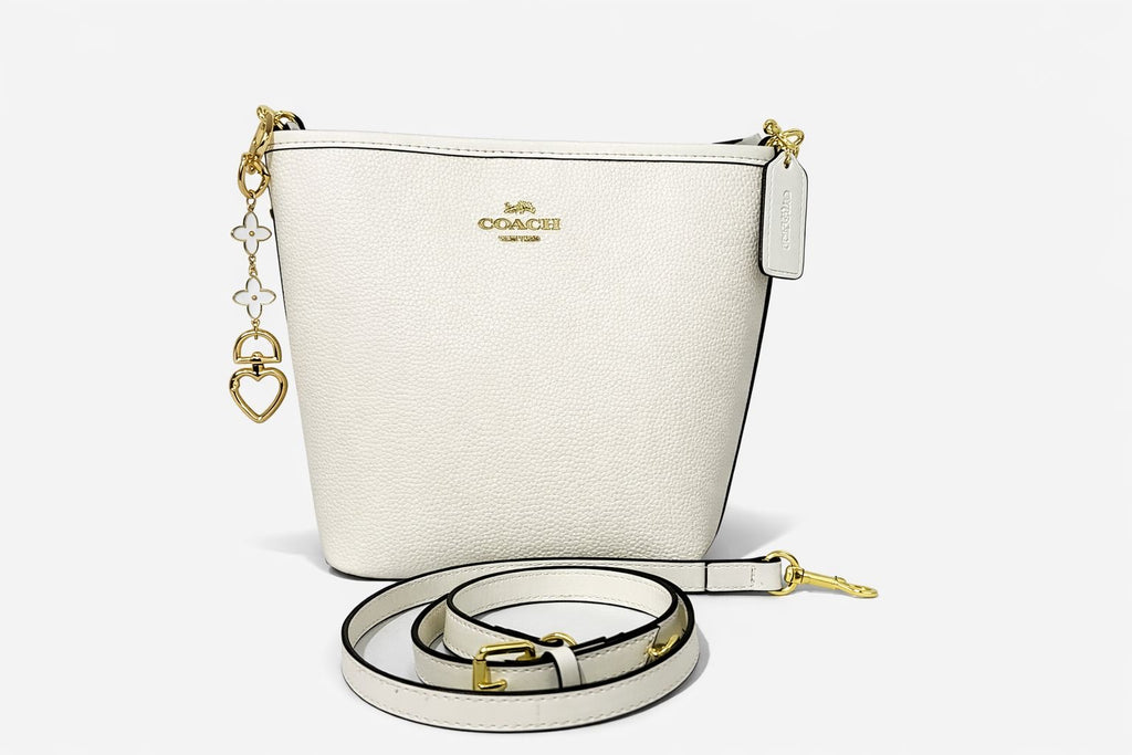 Bolso Coach Mollie Bucket Bag 22 en Piel Pebble - Blanco Chalk con Charm de Corazón