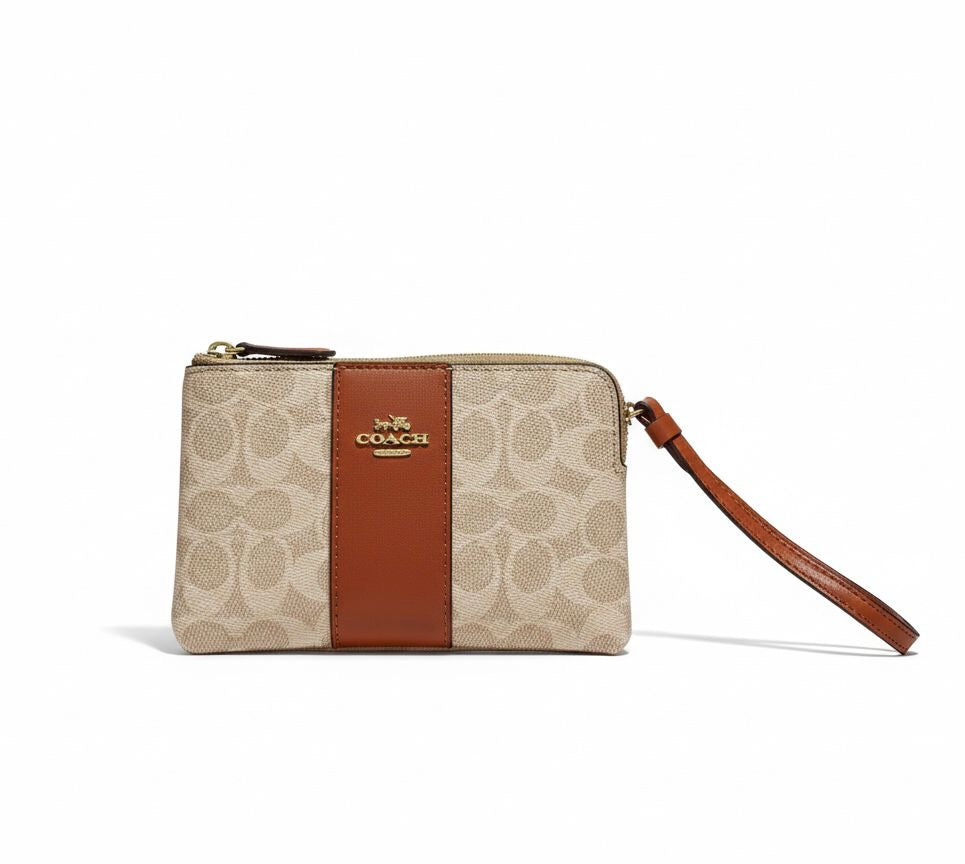 Coach Corner Zip Wristlet en Lona de Firma con Detalle de Raya Central - Caqui/Terracota
