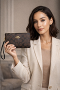 Cartera de Mano Coach Large Wristlet en Lona Signature - Color Brown/Black