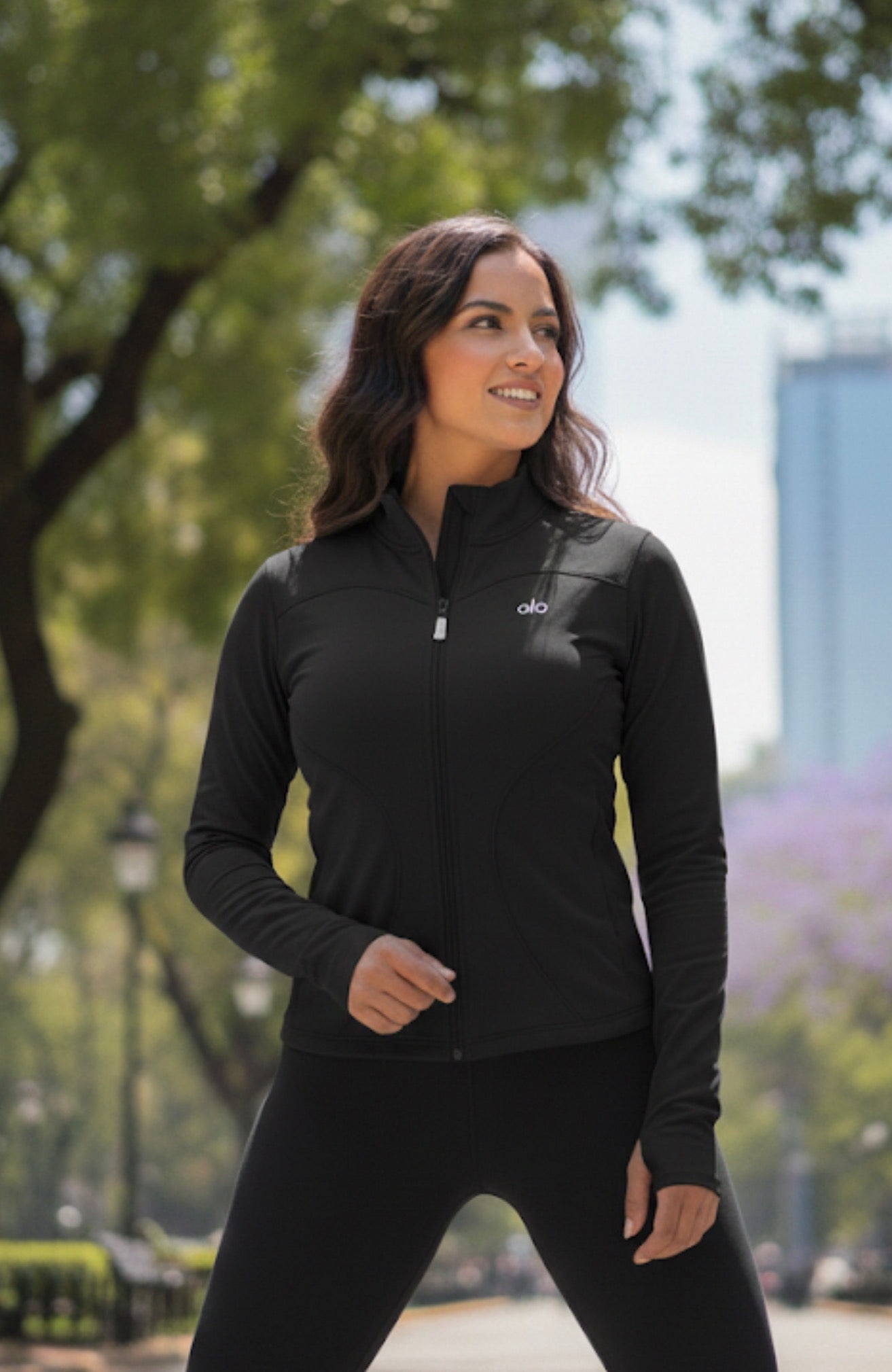"Alo Essentials: Versatilidad y Estilo de la Pista a la Ciudad"