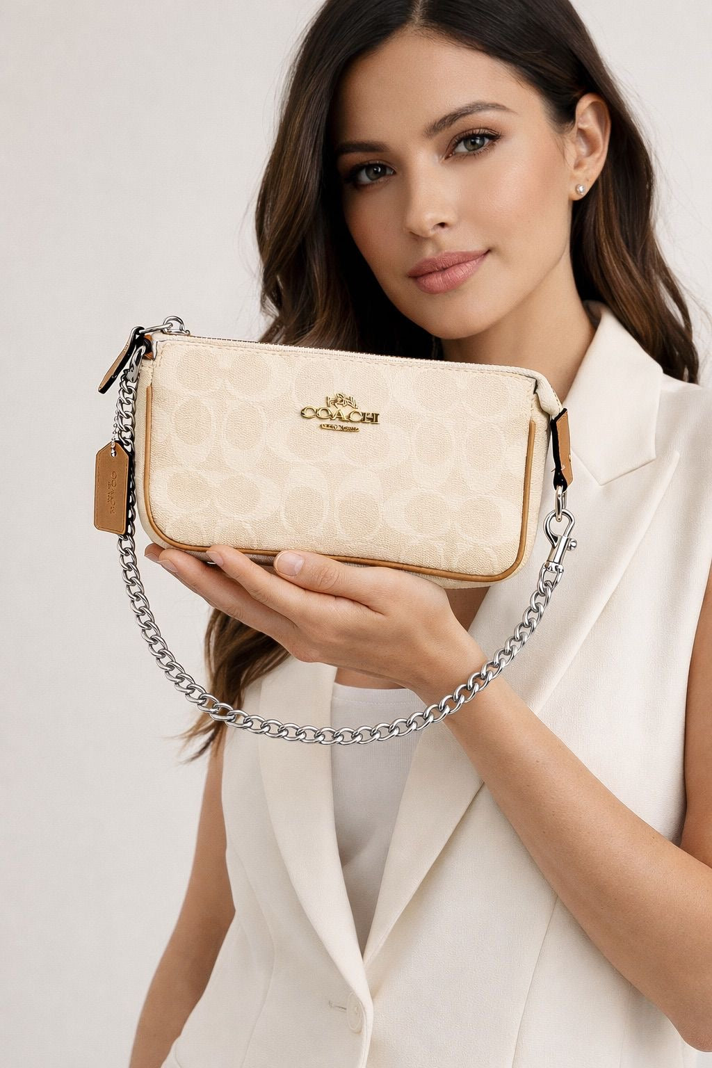 Bolso Coach Nolita 19 en Lona Signature - Color Chalk/Glacier White con Cadena